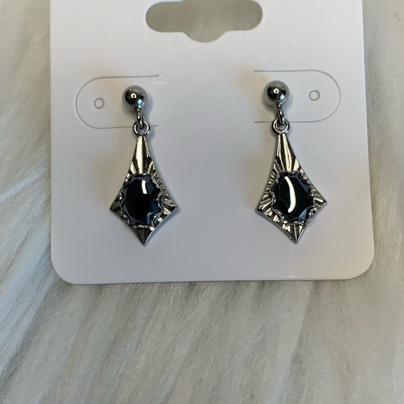 Elegant Silver and Black Drop Earrings - Picture 2 of 3
